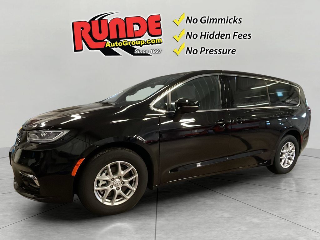 Used 2026 Chrysler Pacifica Select FWD image 1