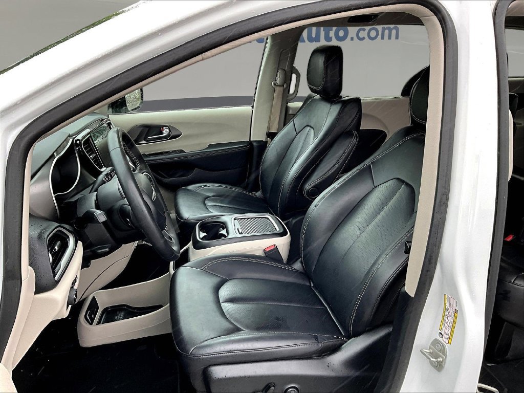 Used 2024 Chrysler Pacifica Touring-L FWD image 23