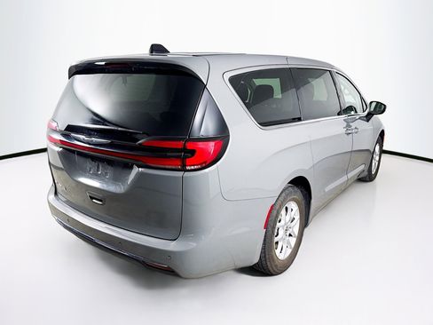 Used 2023 Chrysler Pacifica Touring-L image 32