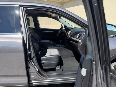 Used 2019 Toyota Highlander Plus AWD/4WD image 3