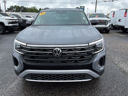 Used 2025 Volkswagen Atlas Peak Edition SE AWD/4WD image 2