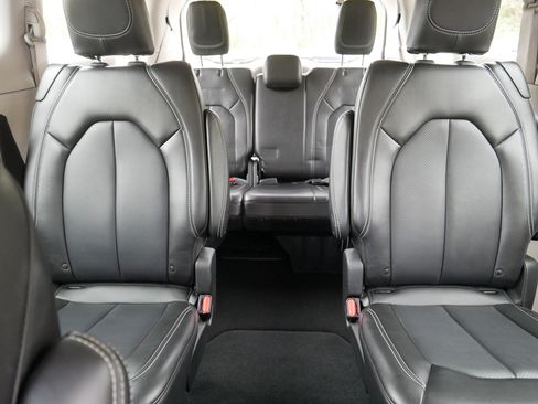 Used 2024 Chrysler Pacifica Touring-L FWD image 13