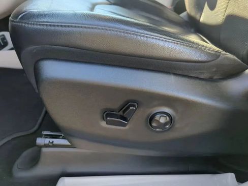 Used 2020 Chrysler Pacifica Touring-L FWD image 13