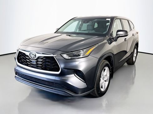 Used 2023 Toyota Highlander L FWD image 4