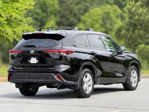 Used 2020 Toyota Highlander LE AWD/4WD image 11