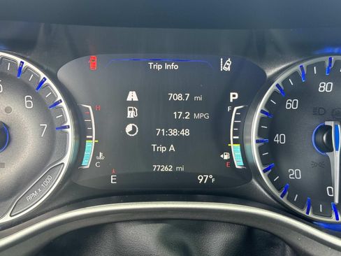 Used 2024 Chrysler Pacifica Touring-L FWD image 28