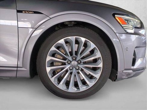 Used 2019 Audi e-tron Prestige w/ Prestige Package AWD/4WD image 24