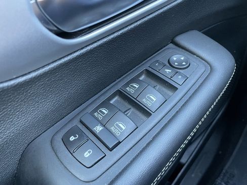 Used 2025 Chrysler Pacifica Limited image 25