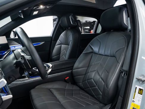 Used 2024 BMW 750e xDrive image 18