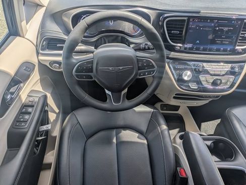 Used 2024 Chrysler Pacifica Limited FWD image 16