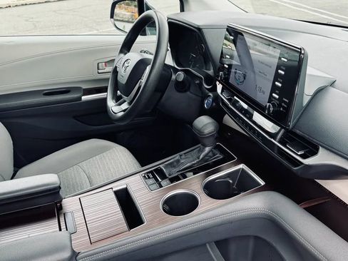 Used 2021 Toyota Sienna LE image 22