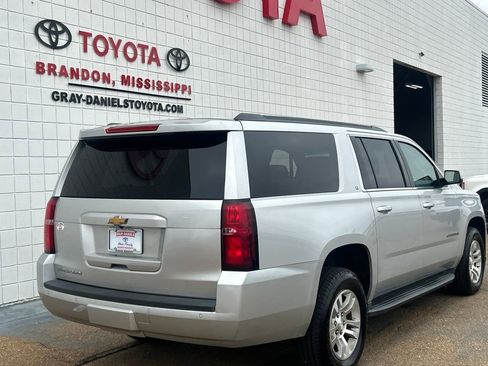 Used 2017 Chevrolet Suburban LT w/ Luxury Package image 5