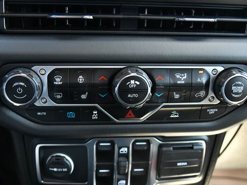 Used 2025 Jeep Wrangler Unlimited Sahara AWD/4WD image 26