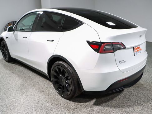 Used 2021 Tesla Model Y Long Range image 9