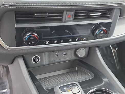 Used 2023 Nissan Rogue SV AWD/4WD image 39