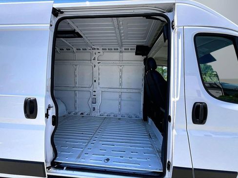 Used 2024 RAM ProMaster 2500 w/ Convenience Group FWD image 20