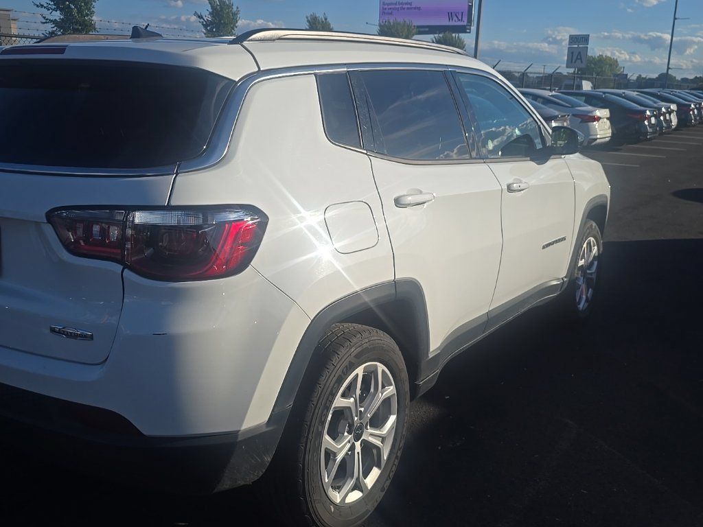 Used 2025 Jeep Compass Latitude AWD/4WD image 3