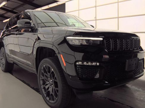 Used 2025 Jeep Grand Cherokee Summit w/ Obsidian Package AWD/4WD image 2