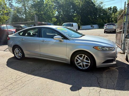 Used 2016 Ford Fusion SE FWD image 4