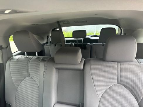 Used 2024 Toyota Highlander LE FWD image 16