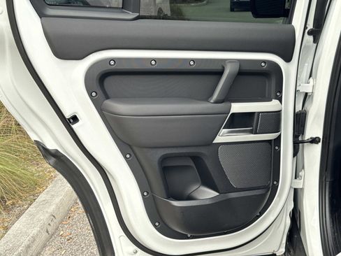 Used 2024 Land Rover Defender 110 S image 12