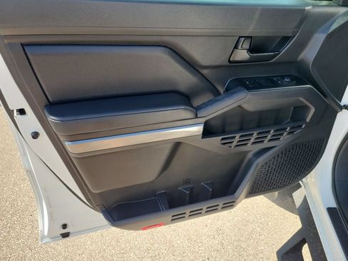 Used 2025 Toyota Tacoma SR5 AWD/4WD image 19