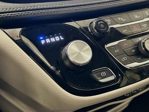 Used 2023 Chrysler Pacifica Touring-L image 24