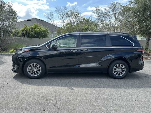 Used 2022 Toyota Sienna XLE FWD image 3