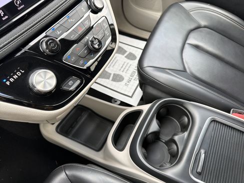 Used 2023 Chrysler Pacifica Touring-L FWD image 21