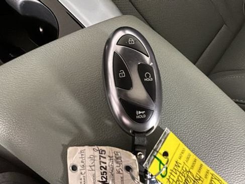 Certified 2025 Hyundai Elantra Limited FWD image 21