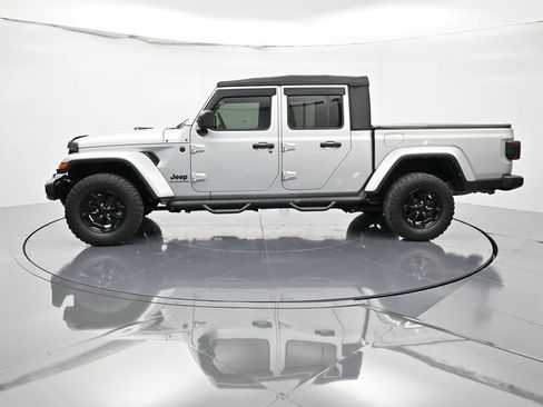 Certified 2022 Jeep Gladiator Willys image 9