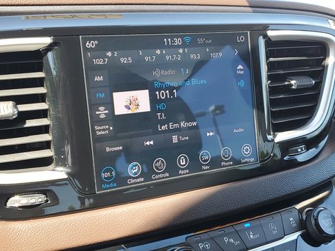Used 2020 Chrysler Pacifica Touring-L w/ Advanced Safetytec Group FWD image 23