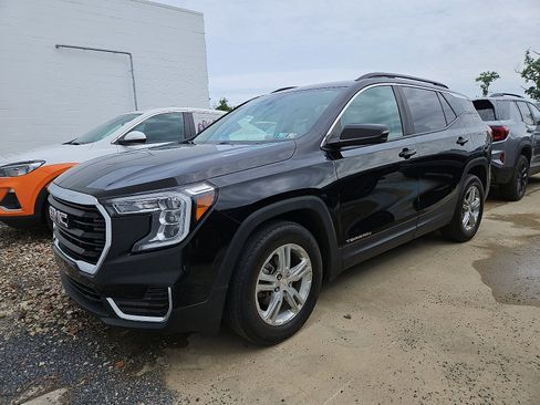 Used 2023 GMC Terrain SLE w/ Driver Convenience Package FWD image 3