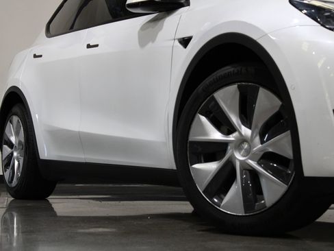 Used 2021 Tesla Model Y Long Range image 3