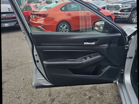 Used 2024 Nissan Altima 2.5 SV image 11
