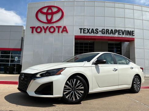Used 2025 Nissan Altima 2.5 SV FWD image 2