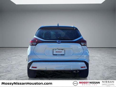 Used 2021 Nissan Kicks SV image 6