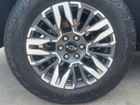 Used 2025 Chevrolet Suburban Z71 AWD/4WD image 25