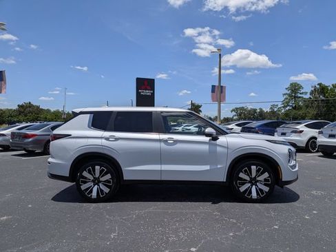 New 2026 Mitsubishi Outlander SE FWD image 2