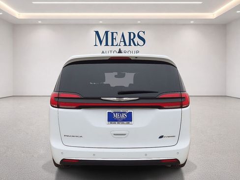 Used 2024 Chrysler Pacifica Limited FWD image 4