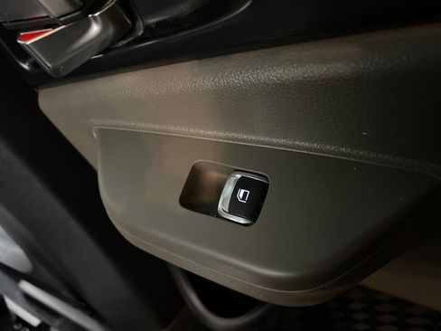 Used 2025 Kia Carnival FWD image 22