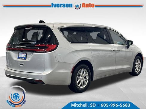 New 2026 Chrysler Pacifica Select image 8