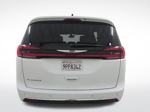 Used 2025 Chrysler Pacifica Select image 9