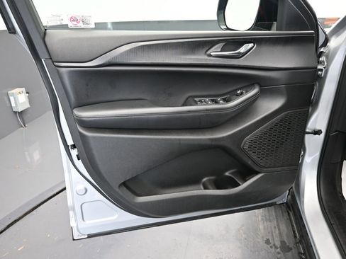 Used 2024 Jeep Grand Cherokee Altitude image 17