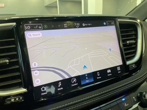 Used 2025 Chrysler Pacifica Limited FWD image 27