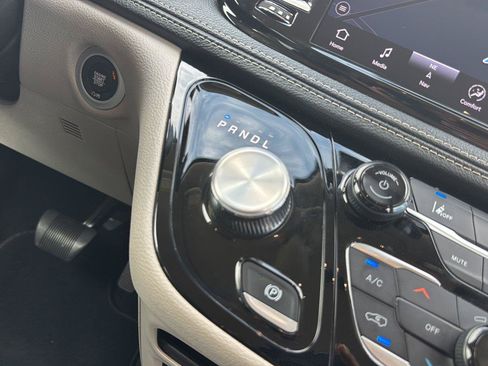 Used 2024 Chrysler Pacifica Limited FWD image 15