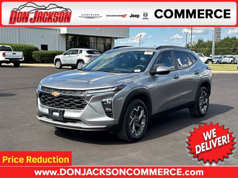 Used 2025 Chevrolet Trax LT FWD image 1