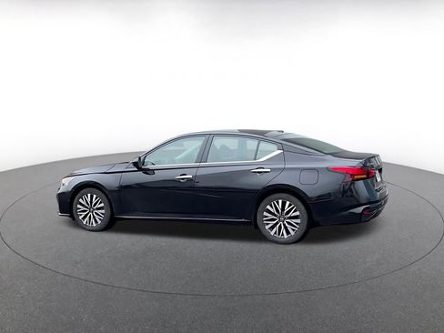 Used 2025 Nissan Altima 2.5 SV image 10