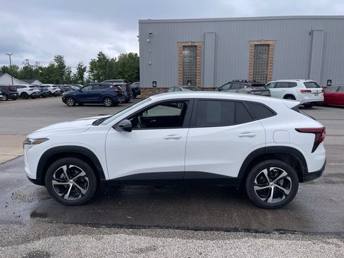 Used 2025 Chevrolet Trax RS w/ Driver Confidence Package FWD image 3