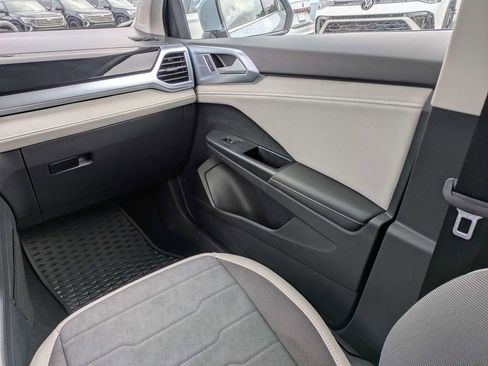 Certified 2025 Volkswagen Taos SE w/ Panoramic Sunroof Package image 18